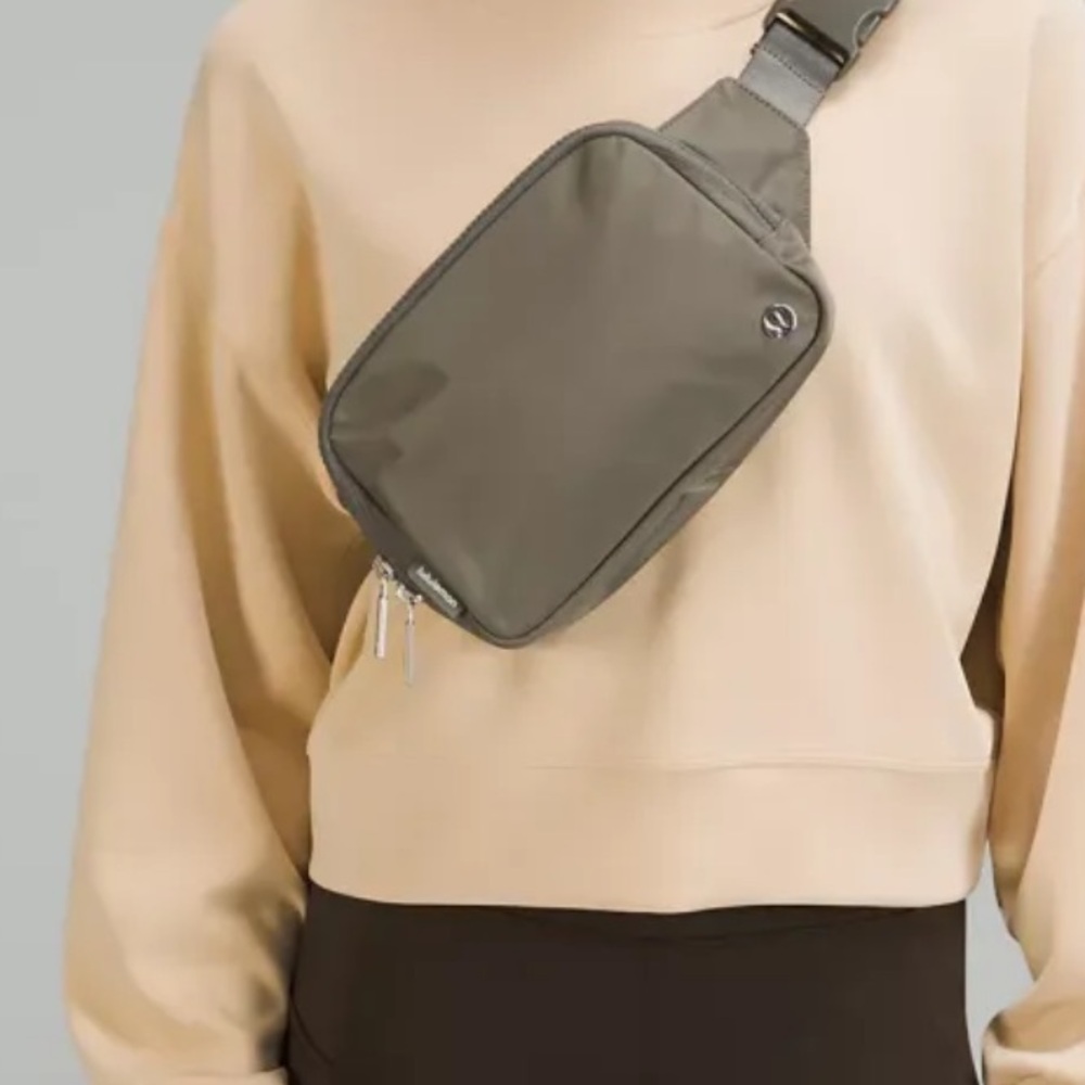 Lululemon everywhere belt Bag w/ Logo on strap